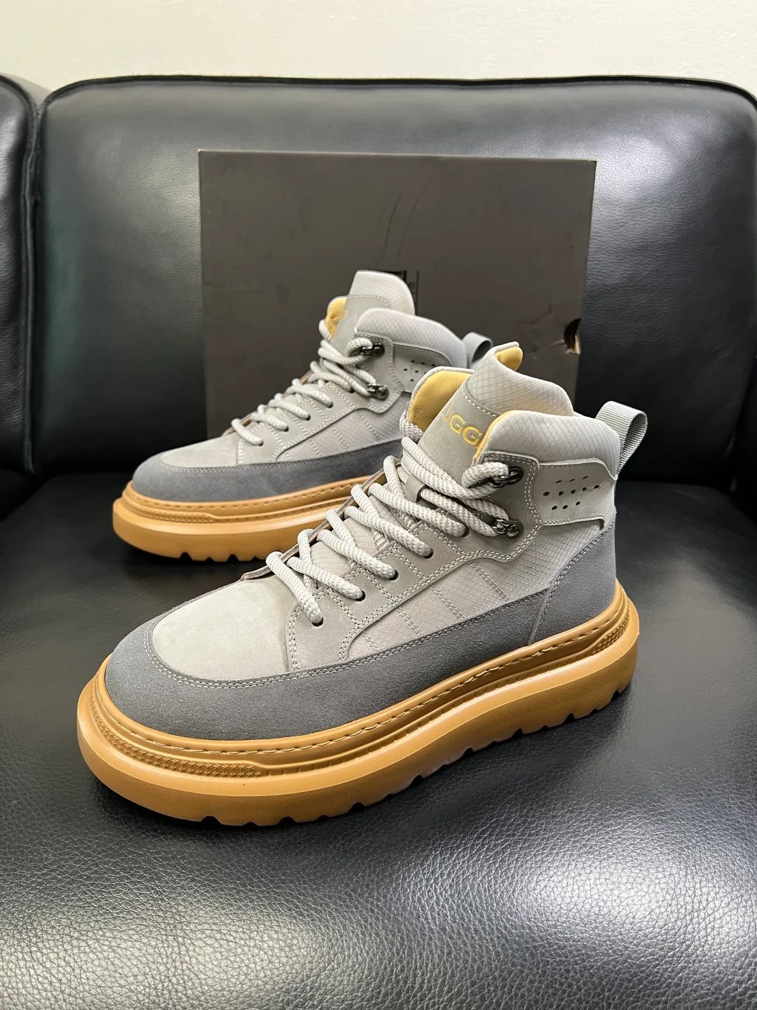 Men's men's shoes 💰740 UGG High-quality top crafts. Original configuration is available at the counter simultaneously. Original cowhide fabric imported from Italy, high-quality splicing technology, fully imported lambswool lining. Sole: Original sole is specially provided by the original factory and is super comfortable. Original factory and single goods are welcome to compare. Size 39-44